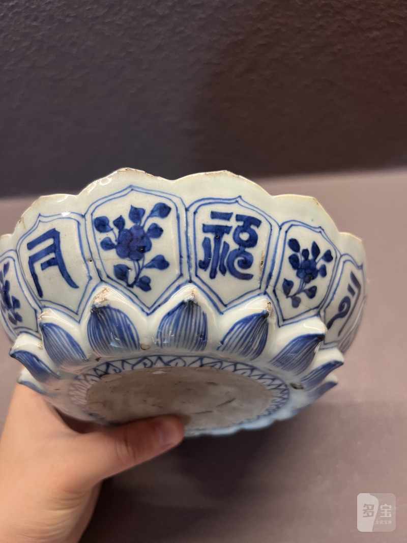 明万历 青花梵文莲瓣纹盘 - 图11